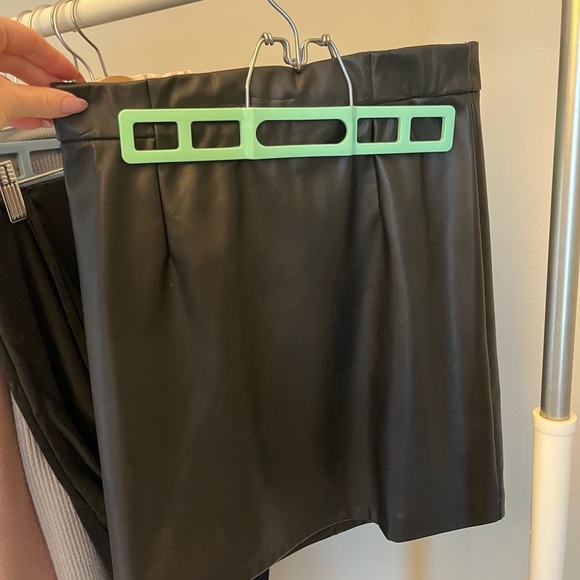 Dynamite Faux Leather Skirt (black, size M) - Picture 2 of 2